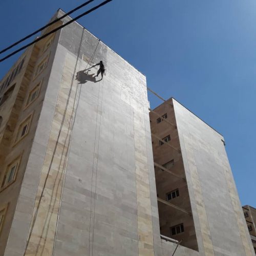 کاردرارتفاع بدون نیاز به داربست با طناب در کرمانشاه