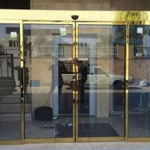 نصب انواع درب برقی نصب انواع شیشه سکوریت و pvc در اصفهان
